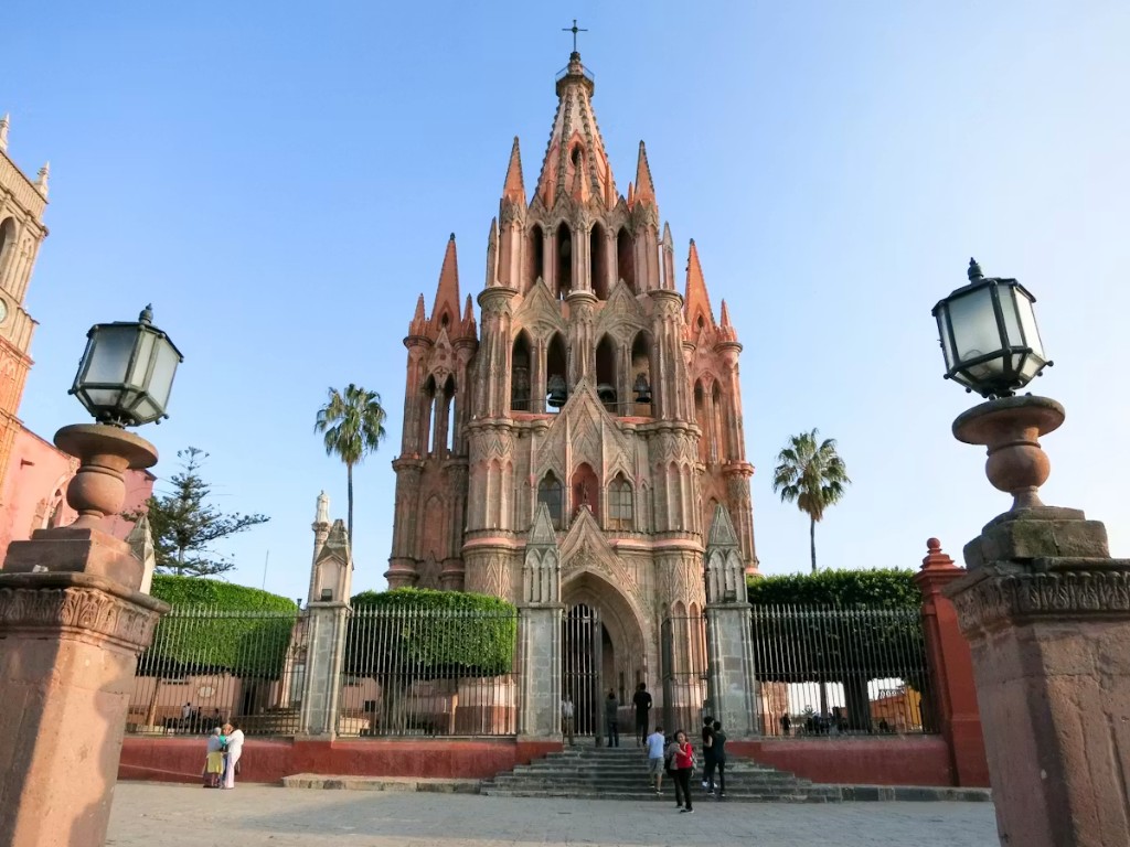 Parroquia de San Miguel Arcángel pink neo-Gothic facade